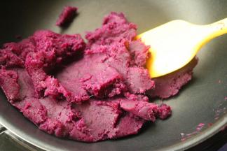 炒到细腻均匀就可以了。晾凉待用。