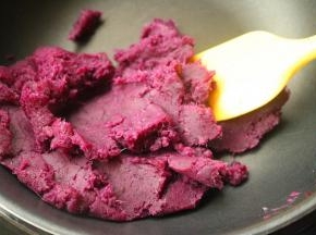 炒到细腻均匀就可以了。晾凉待用。