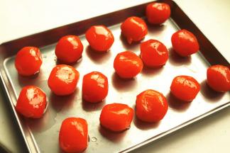 泡好的蛋黄放入烤盘，烤箱里150度左右烤5到8分钟即可。