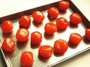 泡好的蛋黄放入烤盘，烤箱里150度左右烤5到8分钟即可。