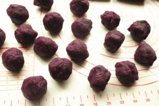 炒好的紫薯馅分成25克一个，刚好18个。