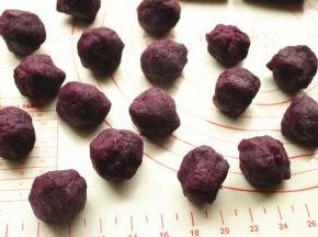 炒好的紫薯馅分成25克一个，刚好18个。