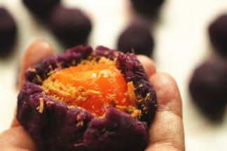 紫薯泥按扁，放一些肉松，包入1个蛋黄。