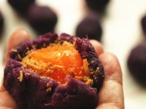 紫薯泥按扁，放一些肉松，包入1个蛋黄。