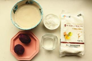 准备好油皮和油酥的材料。