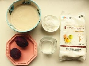 准备好油皮和油酥的材料。