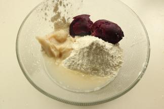 油皮材料放入盆里。油皮：新良中式糕点粉150克 猪油50克 白糖25克 水40克 紫薯泥100克