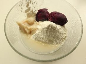 油皮材料放入盆里。油皮：新良中式糕点粉150克 猪油50克 白糖25克 水40克 紫薯泥100克
