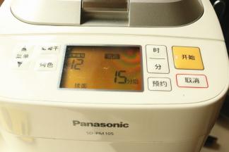 移入面包机内。揉一个面团程序，时间是15分钟。