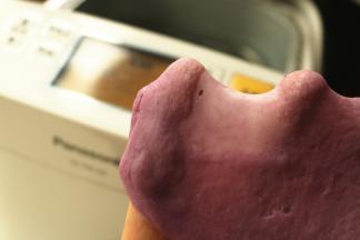 可以拉出薄膜，这时候面团的延展性比较好，擀的时候不会漏酥。