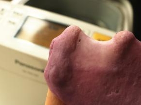 可以拉出薄膜，这时候面团的延展性比较好，擀的时候不会漏酥。