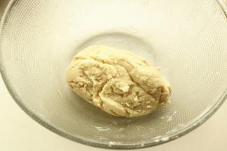 油酥材料混合成团，醒发10分钟。油酥：新良中式糕点粉120克 猪油60克