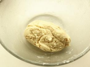 油酥材料混合成团，醒发10分钟。油酥：新良中式糕点粉120克 猪油60克