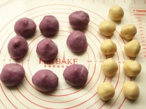 油酥油皮分别平均分成9个。