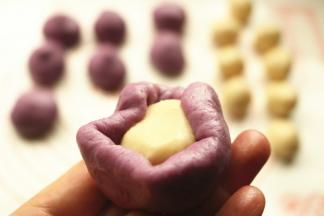 油皮按扁，包入一个油酥，虎口法收紧。