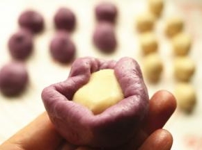 油皮按扁，包入一个油酥，虎口法收紧。