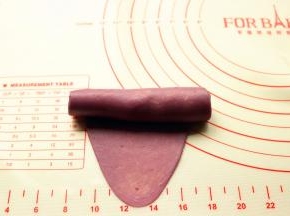 卷起来成细长的卷。