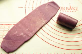 再次擀开，这次的比较窄长一些，宽度大约7厘米左右即可。