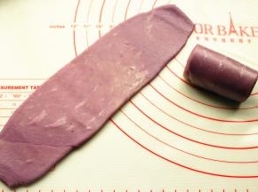 再次擀开，这次的比较窄长一些，宽度大约7厘米左右即可。