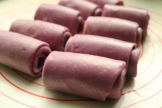 卷起来，成为比较短粗的卷。第二次的卷继续醒发15分钟。