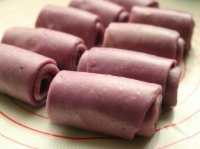 卷起来，成为比较短粗的卷。第二次的卷继续醒发15分钟。