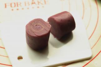 用锋利的刀子一切为二。切面可以看到层次。