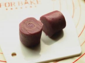 用锋利的刀子一切为二。切面可以看到层次。