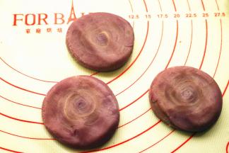 用手掌按扁。切口平整的面向上。