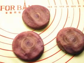 用手掌按扁。切口平整的面向上。