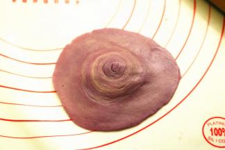 擀开成为边缘较薄的面皮，擀的时候只擀边缘部分，不要擀到中间有层次的地方，避免层次擀没了，如

果中间厚，就再用手压薄点。