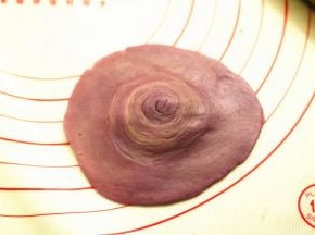 擀开成为边缘较薄的面皮，擀的时候只擀边缘部分，不要擀到中间有层次的地方，避免层次擀没了，如

果中间厚，就再用手压薄点。