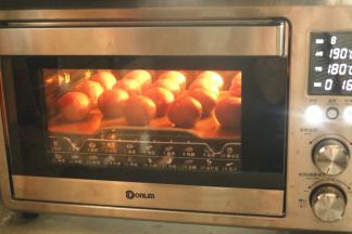 烤箱180度烤25分钟左右即可，会看到层次慢慢打开。注意表面不要上色过重。我这个烤到最后忘记观察，导致有点上色过重。