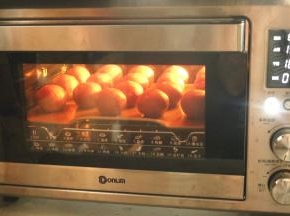 烤箱180度烤25分钟左右即可，会看到层次慢慢打开。注意表面不要上色过重。我这个烤到最后忘记观察，导致有点上色过重。