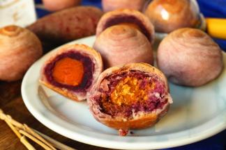 烤好的蛋黄酥，超好吃，个人觉得紫薯馅，清新不油腻，更适合蛋黄酥。