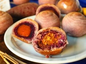 烤好的蛋黄酥，超好吃，个人觉得紫薯馅，清新不油腻，更适合蛋黄酥。