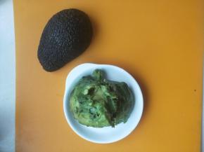 牛油果打开挖下果实