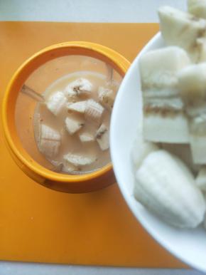 料理机倒入一半乳酸菌饮料放入切块的香蕉