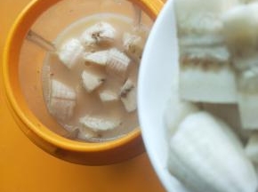 料理机倒入一半乳酸菌饮料放入切块的香蕉