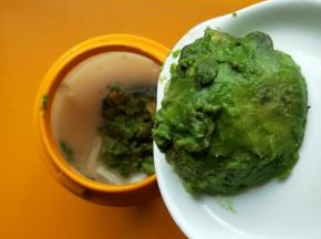 在放入牛油果