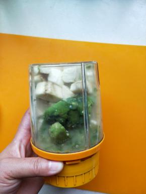 倒入剩下的乳酸菌用料理机搅拌至细腻