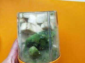 倒入剩下的乳酸菌用料理机搅拌至细腻