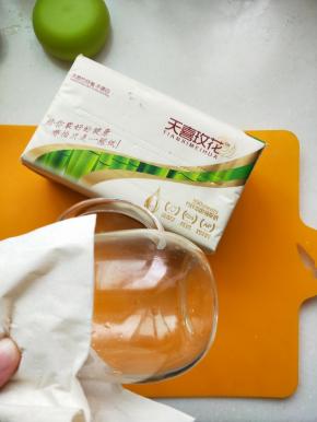 魔星杯洗干净，用抽纸檫干净