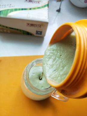 搅拌好的奶昔倒入魔星杯，放入冰箱冷藏后食用更佳哦。