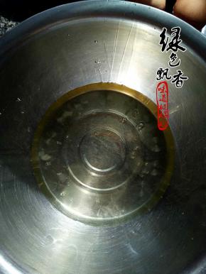 将蛋清与蛋黄分离，必须严格做到盆中无油无水