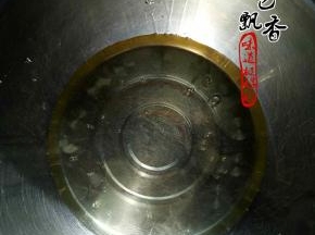 将蛋清与蛋黄分离，必须严格做到盆中无油无水