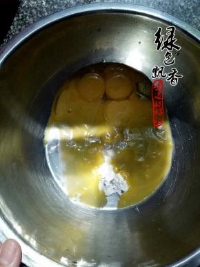 蛋黄中加入白糖，色拉油，牛奶搅拌均匀