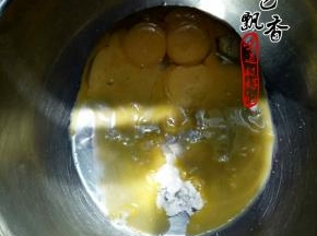 蛋黄中加入白糖，色拉油，牛奶搅拌均匀