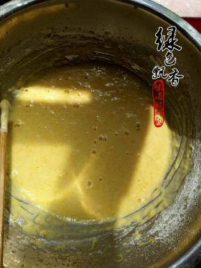 将低筋面粉过筛，筛入蛋黄乳液里，之字行搅拌法，拌匀呈无颗粒状糊，备用