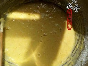 将低筋面粉过筛，筛入蛋黄乳液里，之字行搅拌法，拌匀呈无颗粒状糊，备用