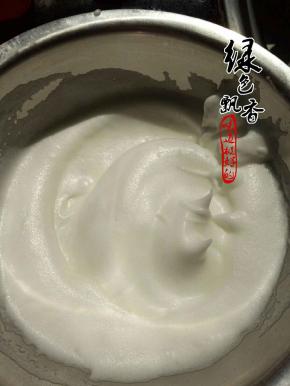 将白糖60克，分三次加入蛋清中，打发至打蛋器提起呈小弯钩